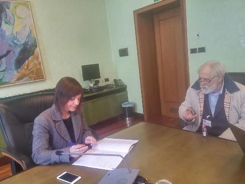 La presidente della Regione, Debora Serracchiani, nel corso dell'incontro con il presidente dell'Anffas Fvg Edi Fuart 